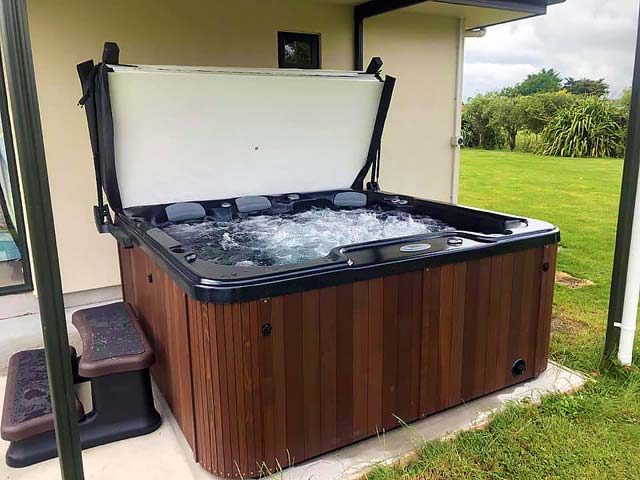 A Maui spa in Tranquility Black colour