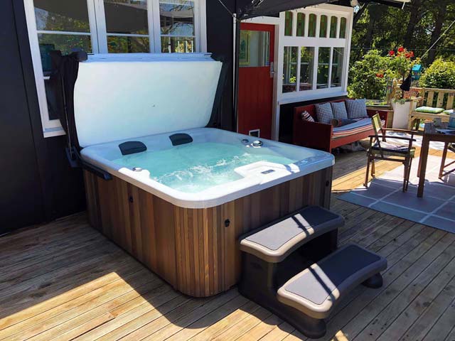 Pacific Spas pools provide pure luxury and ultimate relaxation.